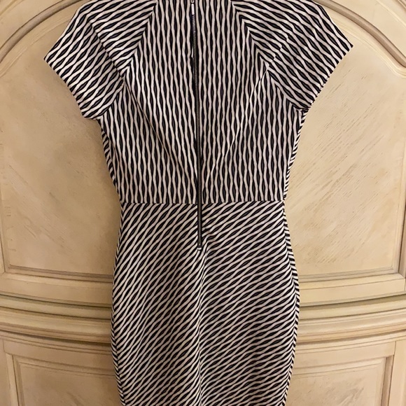 Armani Exchange black and white fitted mini size small. No stains or damage - Picture 6 of 6